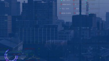 Finansal veriler düz tasarım ile kentsel ufuk çizgisinde hareket ederek çizgi grafikleri ve okları gösteriyor. Fintech, analytics, modern, data görselleştirme, yatırım, teknoloji, kurumsal