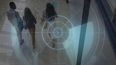 Üç meslektaş akıllı telefonları kullanarak şirket koridorlarında yürüyor ve HUD şebekeleri sergiliyor. Teknoloji, takım çalışması, yenilik, modern, kurumsal, veri, dijital