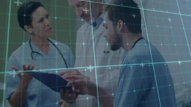 Tıbbi ekip içeride çizelgeyi tartışıyor, pano ve stetoskopları tutuyor, ızgara örtüsü gösteriyor. Sağlık, takım çalışması, işbirliği, tıbbi personel, profesyonel, teknoloji, klinik