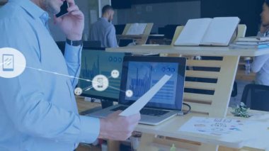 İşletme profesyonelleri, yüzen akıllı telefonları ve müzik notaları ikonlarıyla ofiste iş birliği yapıyorlar. Teknoloji, iletişim, takım çalışması, üretkenlik, yenilik, modern, kurumsal