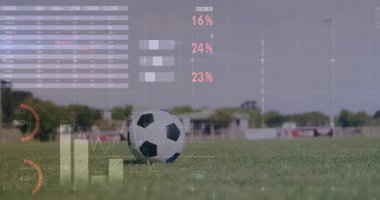 Bayan futbolcu çimenlik alanda topa vuruyor, spor analitik çizelgelerini gösteriyor. Atletizm, rekabet, hareket, açık hava, dayanıklılık, fitness, strateji