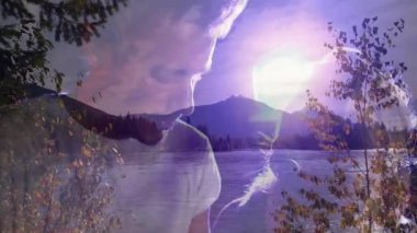 Gitar çalan bir adam ve müzik promosyonu için göl kenarında şarkı söyleyen bir kadın, animasyon gitar ve mikrofon ikonlarıyla. Müzisyen, düet, sükunet, doğa, akustik, performans, sanatsal