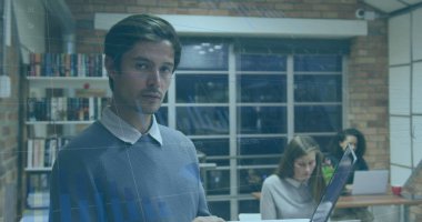 Ofisteki çeşitli iş adamlarının veri işleme görüntüsü. küresel iş, finans, bağlantılar ve dijital arayüz konsepti dijital olarak oluşturulmuş görüntü.