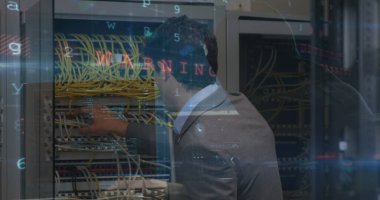 Beyaz erkek çalışanın sunucu odasında veri işleme görüntüsü. Küresel iş ve dijital arayüz kavramı dijital olarak oluşturulmuş görüntü.