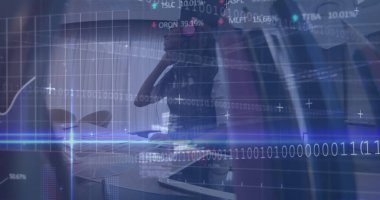 Müzik dinleyen Afrikalı Amerikalı kadınlara karşı borsa veri işleme. bilgisayar arayüzü ve teknoloji kavramı