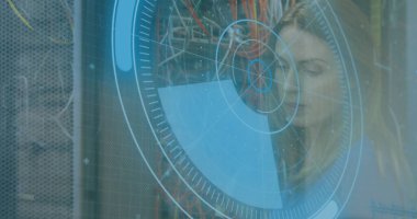 Beyaz kadının sunucu odasını incelediği veri işleme görüntüsü. küresel teknoloji ve dijital arayüz kavramı dijital olarak oluşturulmuş görüntü.