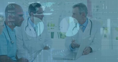 Çeşitli doktor gruplarının veri işleme görüntüsü. küresel bilim, bağlantılar, veri işleme ve dijital arayüz kavramı dijital olarak oluşturuldu.