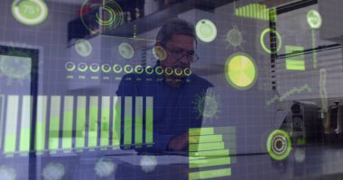 Ofisteki belge ve dizüstü bilgisayarları inceleyen kıdemli veri analistleri, holografik veri örtüleri analiz ediliyor. Gelecekçi, teknoloji, iş dünyası, şirket, profesyonel, analitik, bozulma