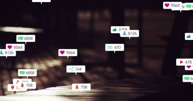 Sosyal medya simgeleri ve hızlı hareket eden insanlar üzerindeki rakamlar. küresel sosyal medya, ağ oluşturma, bağlantılar ve dijital arayüz konsepti dijital olarak oluşturuldu.