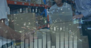 Depodaki ve şehir merkezindeki çeşitli insanların finansal veri işleme görüntüsü. küresel gönderim, finans ve dijital arayüz konsepti dijital olarak oluşturulmuş görüntü.