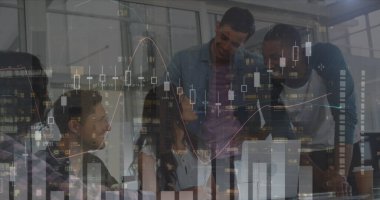 İstatistiksel veri işleme ofisteki çeşitli ofis arkadaşları hakkında bir dizüstü bilgisayar üzerinde tartışıyorlar. iş verileri ve analitik kavramı