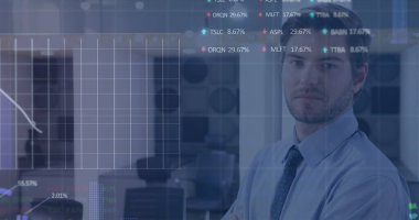 Ofisteki beyaz iş adamının portresine karşı borsa ve istatistiksel veri işleme. iş verileri ve analitik teknoloji kavramı