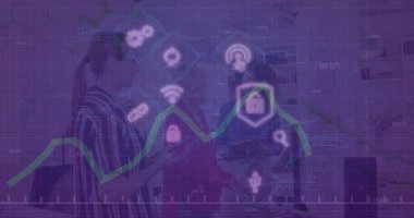 Ofisteki çeşitli iş adamları üzerinde ikonlar ve finansal veri işleme görüntüsü. küresel iş, finans ve dijital arayüz kavramı dijital olarak oluşturulmuş görüntü.