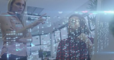 Ofisteki bilgisayarı kullanan beyaz iş adamlarının veri işleme görüntüsü. küresel iş, bağlantılar ve veri işleme kavramı dijital olarak oluşturulmuş görüntü.