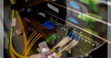 VR kulaklık kullanan iki ırklı adamın sunucu odasının görüntüsü. küresel teknoloji ve dijital arayüz kavramı dijital olarak oluşturulmuş görüntü.