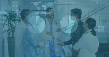 Çeşitli doktor gruplarının veri işleme görüntüsü. küresel bilim, bağlantılar, veri işleme ve dijital arayüz kavramı dijital olarak oluşturuldu.