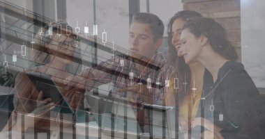 Ofiste teknolojiyle çalışan çeşitli iş adamlarının finans verilerinin görüntüsü. finans, ekonomi, iş, işbirliği ve teknoloji konsepti dijital olarak oluşturulmuş imaj.