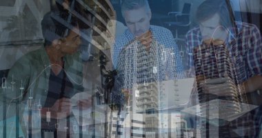 Dizüstü bilgisayar kullanarak çeşitli iş adamlarının finansal veri işleme görüntüsü. küresel iş, finans, veri işleme ve teknoloji konsepti dijital olarak oluşturulmuş görüntü.