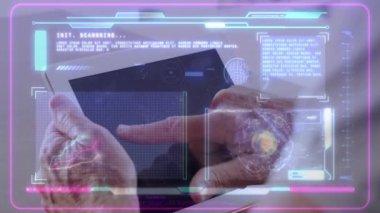 Kıdemli eller holografik tablet arayüzünü yakın planda tutuyor, neon çizelgeler ve küreyi gösteriyor. Futuristik, teknoloji, yenilik, arayüz, dijital, bağlantı, görselleştirme