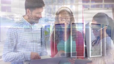 Bilgi işlem ekibi dizüstü bilgisayarların etrafında iş birliği yapıyor, teknoloji merkezinde kod örtüsü ve ters grafik görüntüsü sergiliyor. Teknoloji, takım çalışması, yenilik, modern, çalışma alanı, işbirliği, dijital