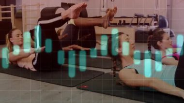 Altı kadın paspaslar üzerinde pilates çekirdek egzersizi yaparken yüzen turkuaz bar grafiği örtüşüyor. Spor, sağlık, koreografi, hareket, uyum, eğitim, sağlık