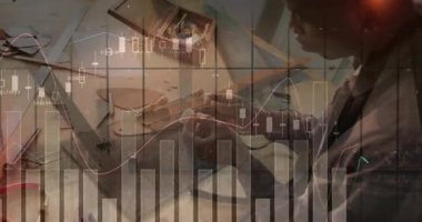 Erkek zanaatkar çalışma tezgahında nesneleri inceliyor, animasyon finansal tablolarıyla örtüşüyor. Zanaatkârlık, işçilik, ahşap işçiliği, mühendislik, yenilik, konsantrasyon, çalışma alanı