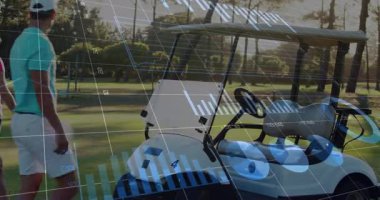 Golf arabası süren golf çifti, teknoloji için uçan akıllı telefon ikonları gösteriyor. Açık hava eğlencesi, eğlence, spor, doğa, takım çalışması, zarafet, pastoral