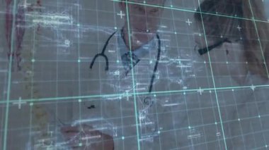 Tıp laboratuarında holografik şemaları inceleyen doktorlar anatomik şema ve ızgara gösteriyorlar. Tıbbi, profesyonel, fütüristik, araştırma, yenilik, teknoloji, eğitim