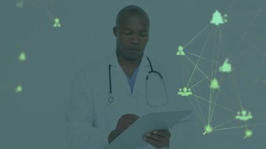 Erkek doktor elinde tablet ve stil tutuyor, sağlık teknolojisinde neon yeşil uyarı ağını örtüyor. Tıbbi profesyonel, dijital sağlık, fütüristik, teletıp, yenilik, teknoloji, bağlantı