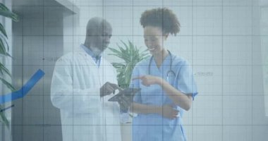 Doktor ve hemşire klinikteki tableti işaret ederek animasyon grafikleri ve canlı ölçümleri gösteriyor. Tıbbi, sağlık, analitik, profesyonel, modern, işbirliği, teşhis