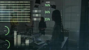 Ofis masasının etrafındaki verileri analiz eden dört iş kadını cam duvarlara animasyon çizelgeleri yansıtıyorlar. Profesyonel, kurumsal, modern, analiz, işbirliği, dijital, yenilik