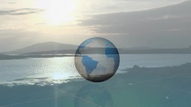 Sistemin üzerinde dönen dijital 3D küre gölün doğuşunda yüzen kır bayrağı simgeleri gösteriyor. Küresel, teknoloji, yenilik, fütüristik, manzara, dinginlik, bağlantı