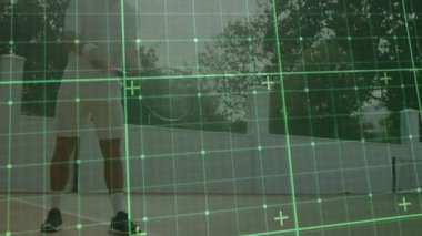 Tenis raketini çitin arkasında sallayan adam artırılmış gerçeklik işaretlerini gösteriyor. Atletik, teknoloji, spor, açık hava, fütüristik, fitness, dijital