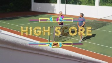 Son sınıf tenis ikilisi net olarak beşlik çakıyor, neon rengi yüksek skor gösteriyor spor pazarlama hizmeti veriyor. Son sınıf, arkadaşlık, rekabet, açık hava, aktif, canlı, motivasyon