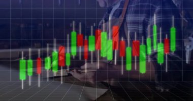 Atölyedeki dijital tablette stilus kullanan adam, şamdan stok grafiği kaplaması sergiliyor. Teknolojik, profesyonel, modern, finans, yaratıcı, analitik, çalışma alanı