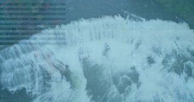 Drone baraj sızıntısını yakalıyor tepenin üzerine su döküyor ve 3 boyutlu görüntüler veriyor. Mühendislik, altyapı, hidrolik, izleme, endüstriyel, teknoloji, manzara