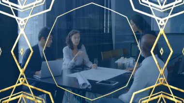 Modern ofisteki mimari planları inceleyen dört meslektaşım, altın geometrik kaplamayı gösteriyor. İşbirliği, takım çalışması, profesyoneller, mimari, kentsel, modern, tasarım