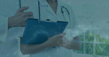 Erkek doktor ve bayan doktor verileri panoda gözden geçiriyorlar, ikili kod ve dijital dalgaları örtüyorlar. Tıbbi, sağlık, teknoloji, analitik, tanı, mesleki, yenilik