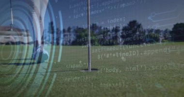Yeşilin üzerinde duran bayan golfçü spor teknolojisi yörünge çizelgesi ve veri tablosunu gösteriyor. Atletik, boş zaman, açık hava, doğa, sadelik, refah, aktivite