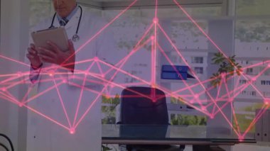 Erkek doktor, modern tıp ofisindeki tabletle pembe ağ çizgileriyle etkileşime giriyor. Sağlık, profesyonel, teknoloji, yenilik, klinik, iletişim, modern