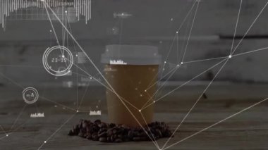 İçinde tek kullanımlık kağıt kahve fincanı, tahtadan bir masanın üzerinde fasulye ve dijital ağ örtüsü var. Çevre dostu, teknoloji, yenilik, içecek, ağ oluşturma, sürdürülebilirlik, modern