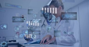 Tıbbi laboratuvarda hasta verilerini inceleyen iki doktor, üzerinde holografik çizelgeler ve dünya haritaları var. Tıbbi, teknoloji, yenilik, analitik, işbirliği, fütüristik, sağlık