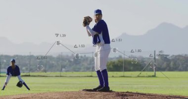 Atıcılar sahada beyzbol oynuyor, saha oyuncuları sahada çömelmiş, spor teknolojisi AR ölçümlerini gösteriyor. Atletik, takım çalışması, rekabet, açık hava, canlı, dinamik, yenilik