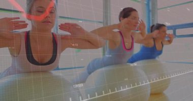 Stüdyoda İsviçre toplarını esnetirken dijital grafik de fitness analizlerini gösteriyor. Fitness, power, wellness, training, biomechanics, health, athleticism