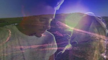 Kırsal kesimde, kadın ve erkek birbirlerine bakıp kalp ikonuyla sağlık belirtileri gösteriyorlar. Romantik, doğa, açık hava, dinginlik, uyum, manzara, bağlantı