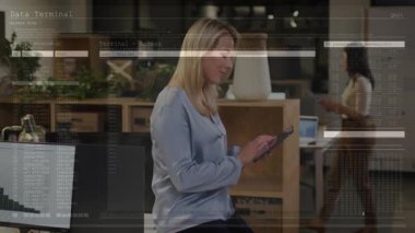 Teknoloji ofisinde işbirliği yapan olgun bir kadın animasyon kodları sergiliyor. İşbirliği, üretkenlik, dijital, modern, çalışma alanı, yenilik, iletişim