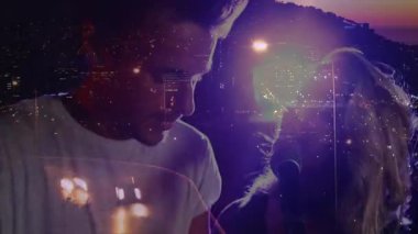 Erkek şarkıcı ve kadın vokalist, müzik prodüksiyonunda performans sergiliyor. Performans, işbirliği, kentsel, canlı, uyum, gece hayatı, yaratıcı