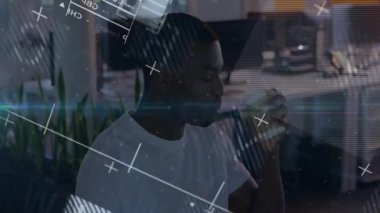 Veri analisti, monitörlerdeki finans hattı grafikleriyle etkileşim halinde. Teknoloji, analitik, çalışma alanı, dijital, kurumsal, profesyonel, modern