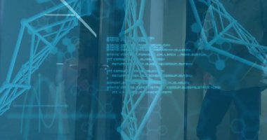 Teknoloji laboratuvarındaki moleküler modelleri analiz eden meslektaşlar yüzen kod ve grafiklerle etkileşim halindeler. Gelecekçi, yenilikçi, işbirliği, dijital, deneysel, yüksek teknoloji, veri güdümlü