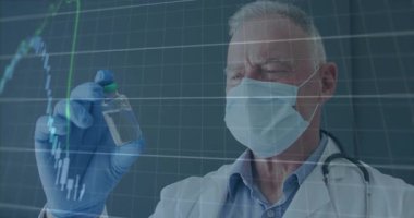 Erkek doktor eldiven ve steteskopla tıbbi şişeyi inceliyor, animasyon finans tablolarını örtüyor. Tıbbi, araştırma, tanı, veri, sağlık, yenilik, analitik
